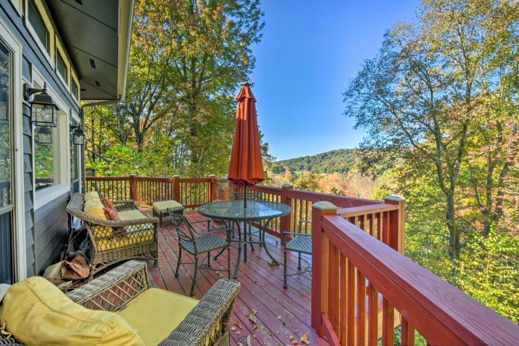 TreeTop Cabin with Game Room and Mountain Views! in Dillard,